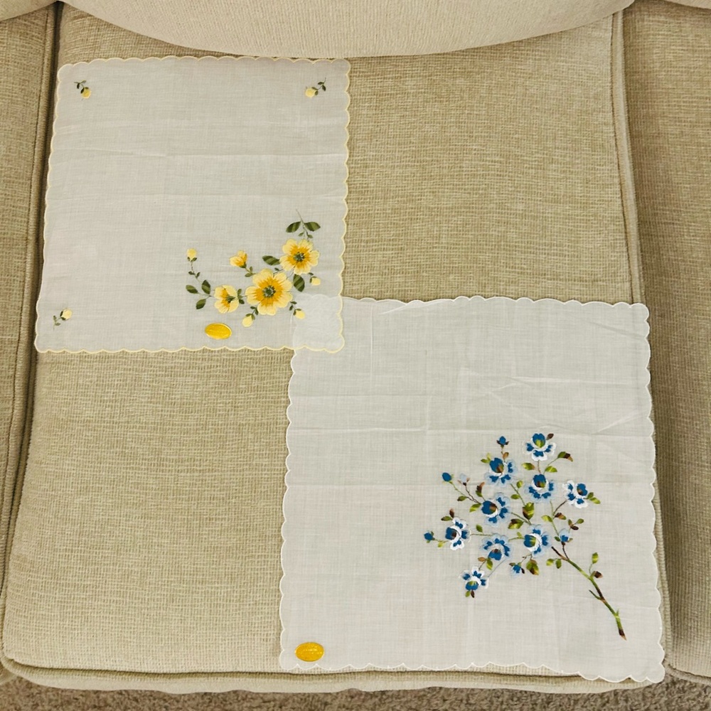 NWT Vintage Embroidered Floral Cotton hankies(White with Yellow & Blue Flowers)